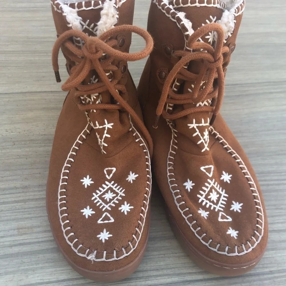 Zara Kids Boots Size 36 Tan Faux Suede Embroidered Shearling Lined Lace Up